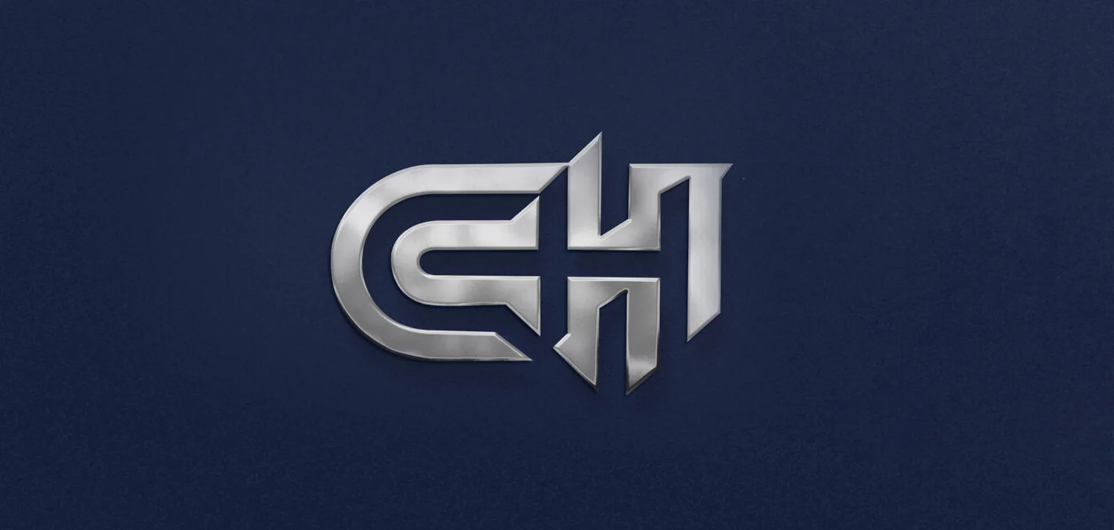 Lacivert dokulu zemin üzerinde parlak metal, kabartma CH monogramı
