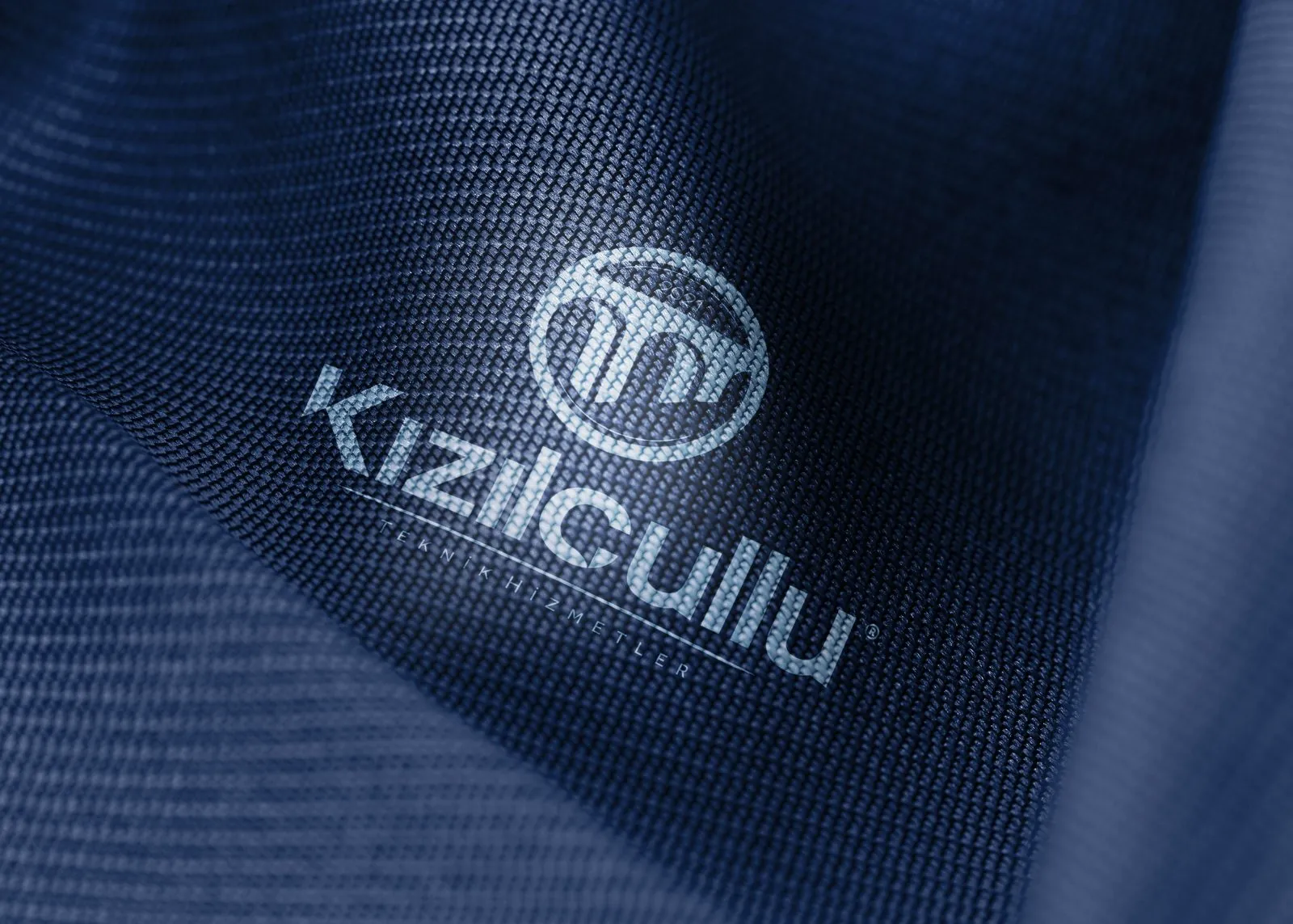 Lacivert kumaş üzerine işlenmiş Kızılçullu logosu